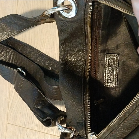 ❌❌❌SOLD❌❌❌Danier brown pebble leather zipper crossbody bag - Picture 5 of 6